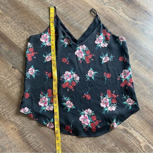 Express Floral Top Black Red Pink Feminine V Neck Medium - Picture 8 of 9
